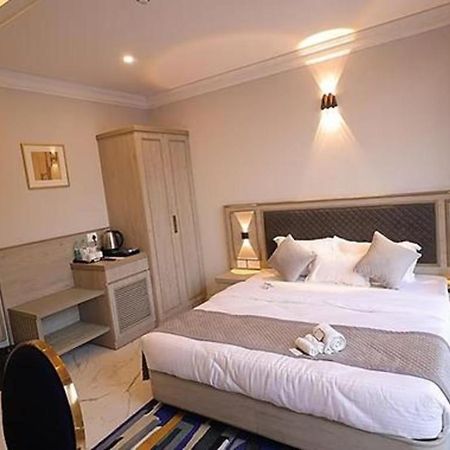 Fabhotel Prime Hampton By Ic'S Noida Esterno foto
