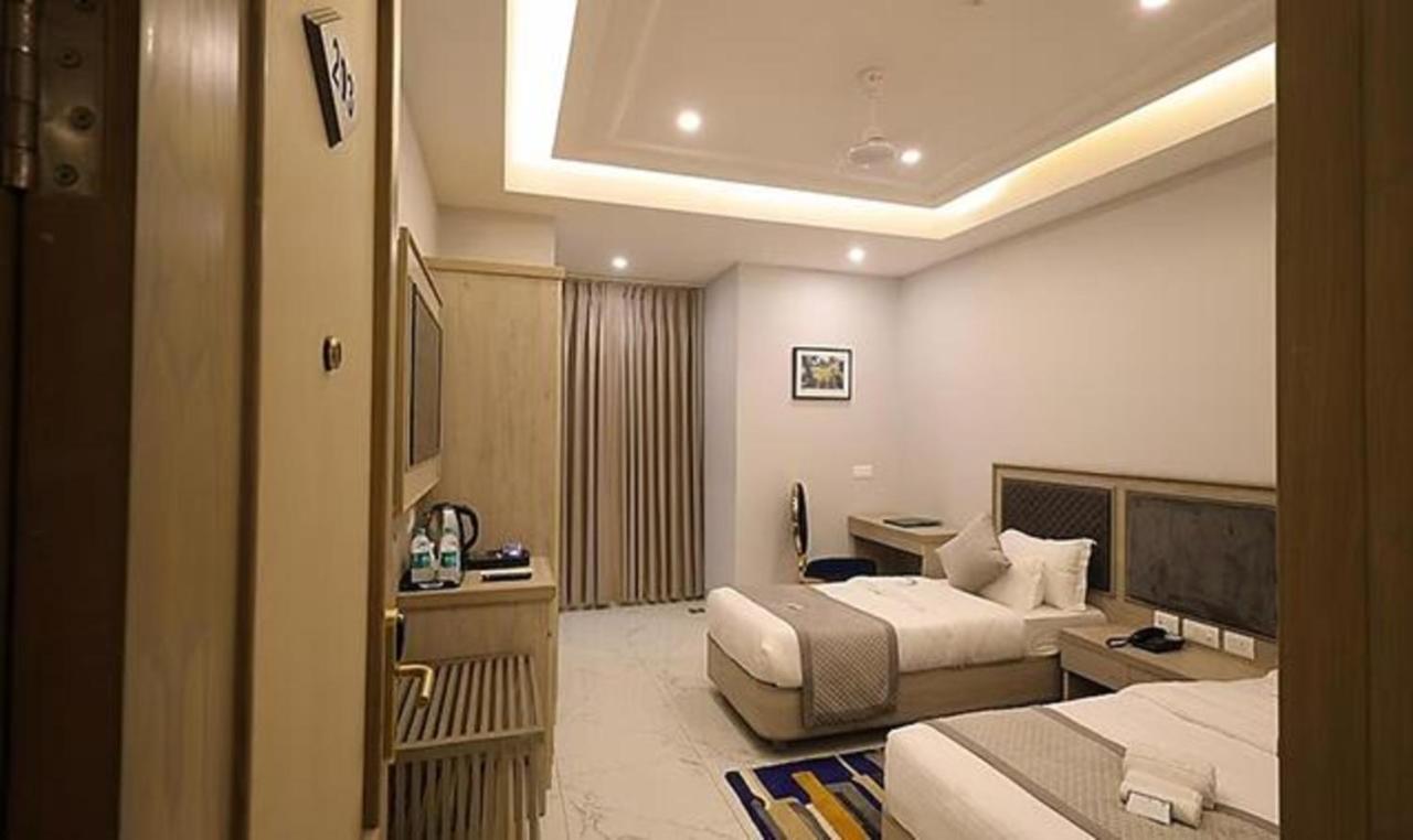 Fabhotel Prime Hampton By Ic'S Noida Esterno foto