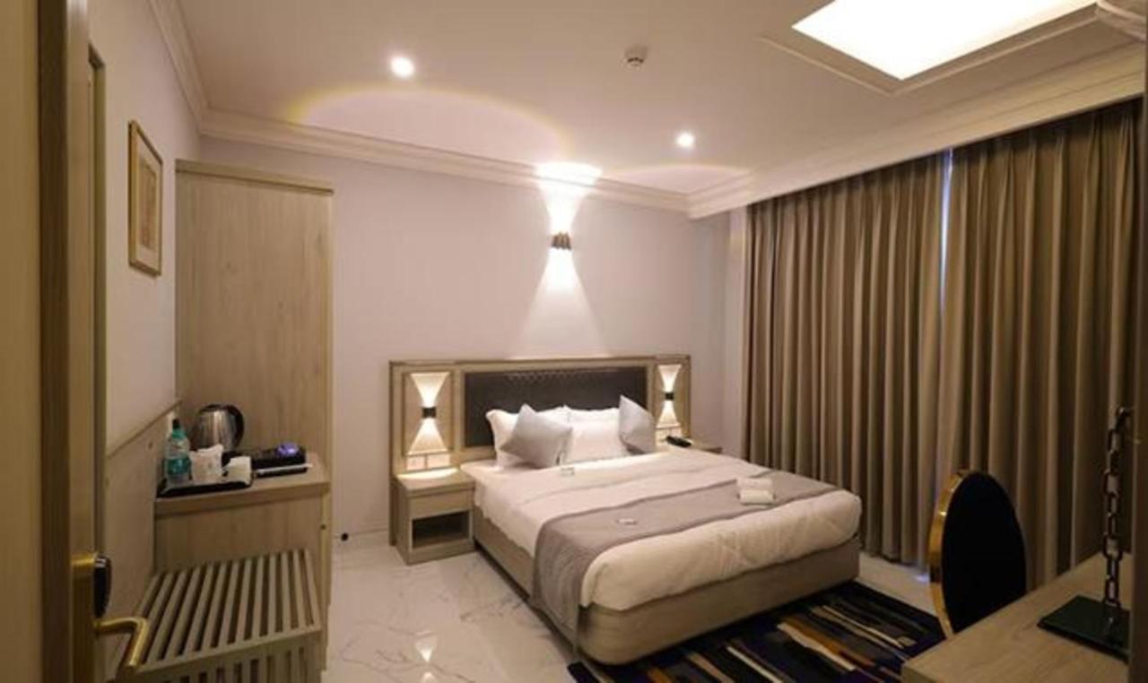 Fabhotel Prime Hampton By Ic'S Noida Esterno foto